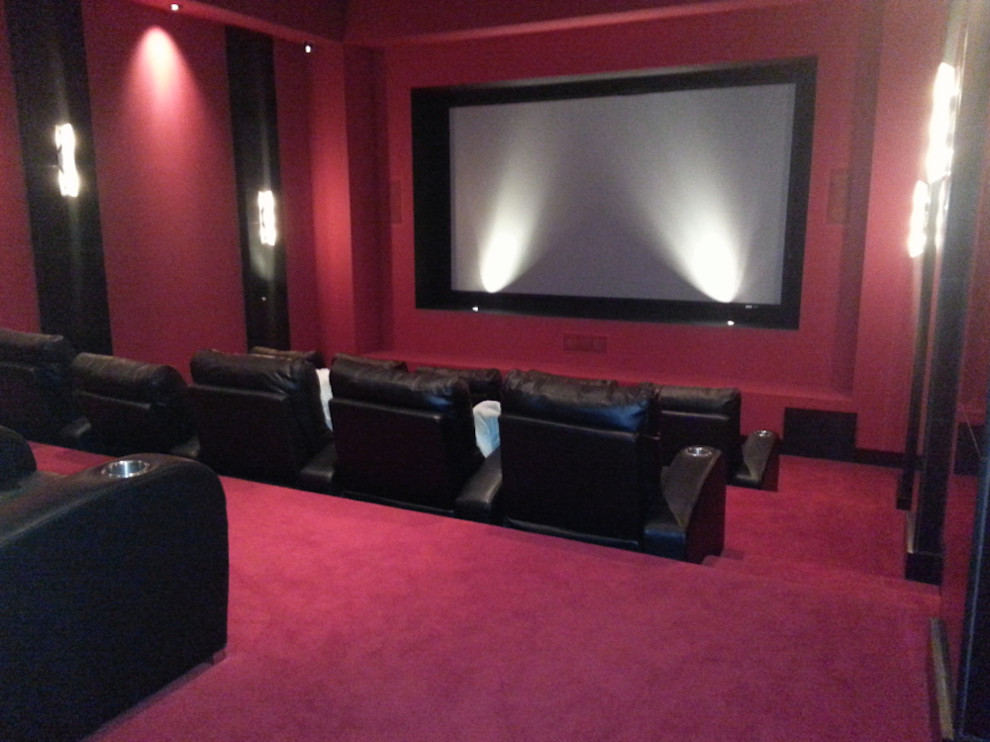 Immagine di un home theatre classico aperto con moquette, schermo di proiezione, pareti rosa e pavimento rosa