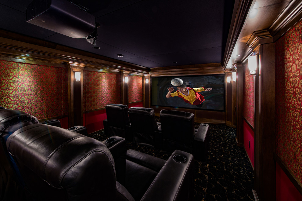 Exemple d'une petite salle de cinéma chic fermée avec un mur rouge, moquette, un écran de projection et un sol noir.