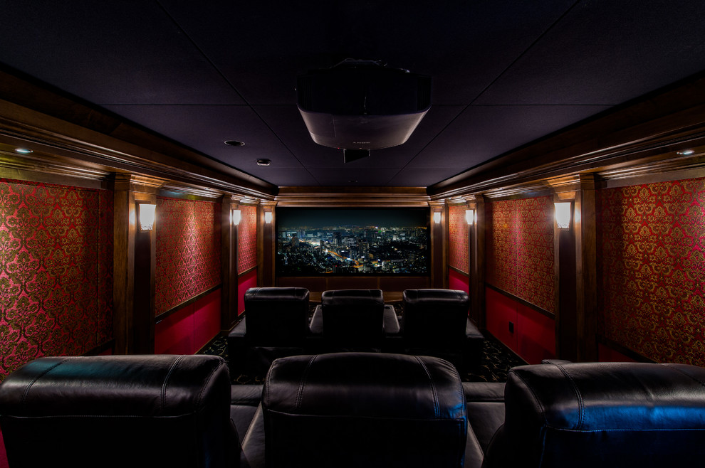 Imagen de cine en casa cerrado pequeño con paredes rojas, moqueta, pantalla de proyección y suelo negro