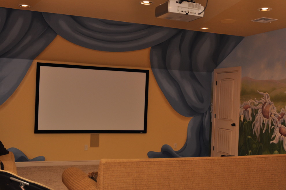 Modelo de cine en casa cerrado tradicional grande con paredes multicolor y pantalla de proyección