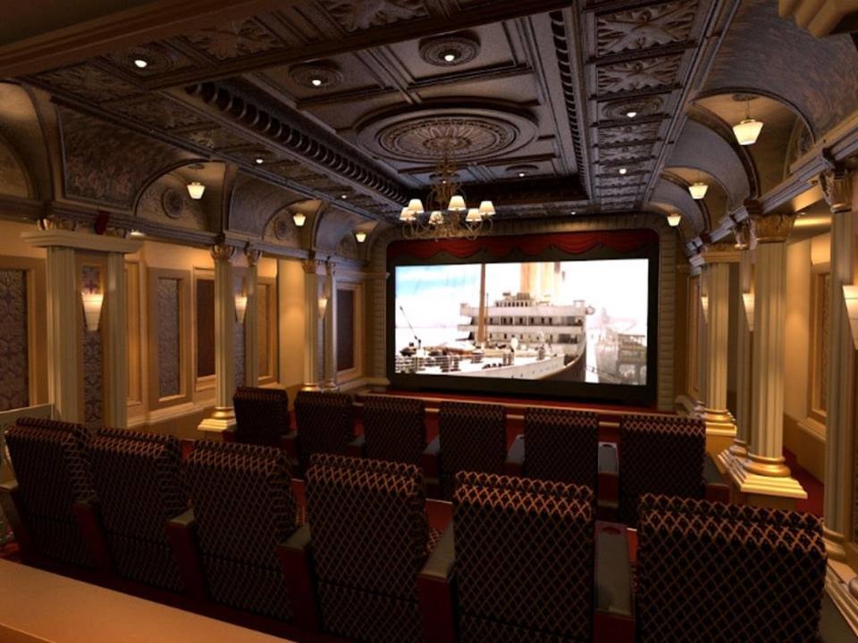 Идея дизайна: большой изолированный домашний кинотеатр в викторианском стиле с бежевыми стенами и телевизором на стене