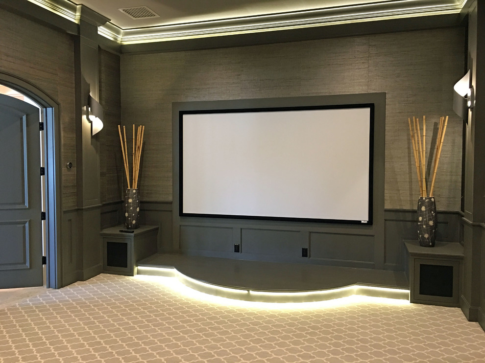 Идея дизайна: изолированный домашний кинотеатр среднего размера с ковровым покрытием, зелеными стенами, проектором и серым полом