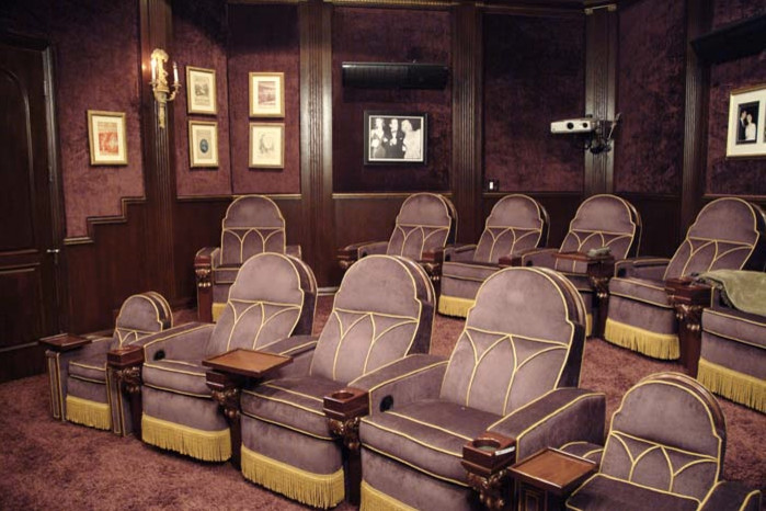 На фото: большой изолированный домашний кинотеатр в современном стиле с фиолетовыми стенами, ковровым покрытием, проектором и фиолетовым полом с