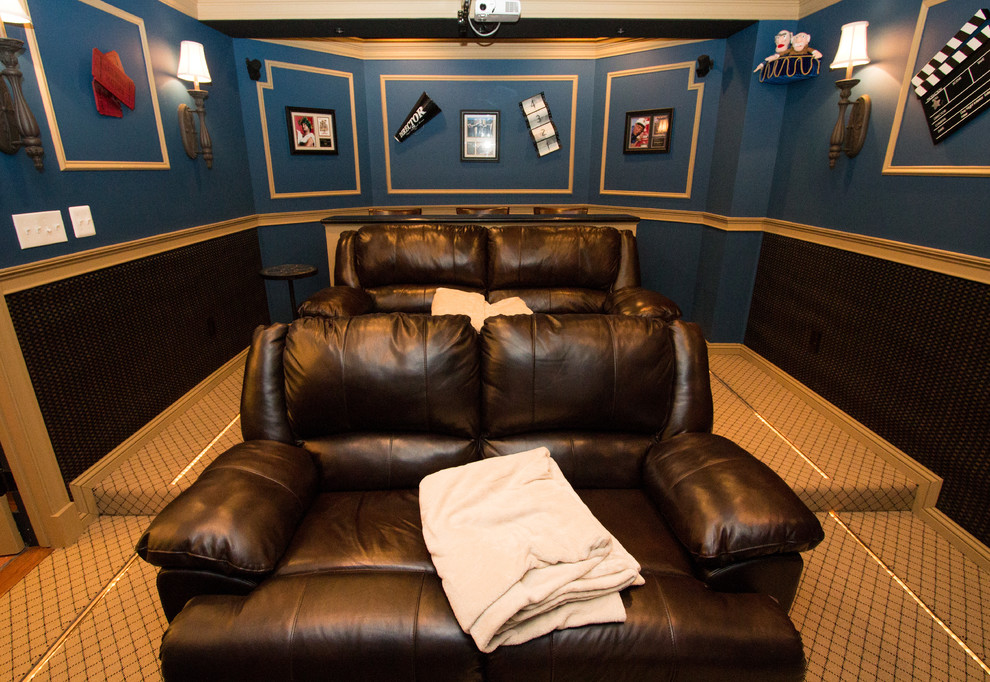 Свежая идея для дизайна: изолированный домашний кинотеатр среднего размера в классическом стиле с синими стенами, ковровым покрытием и проектором - отличное фото интерьера