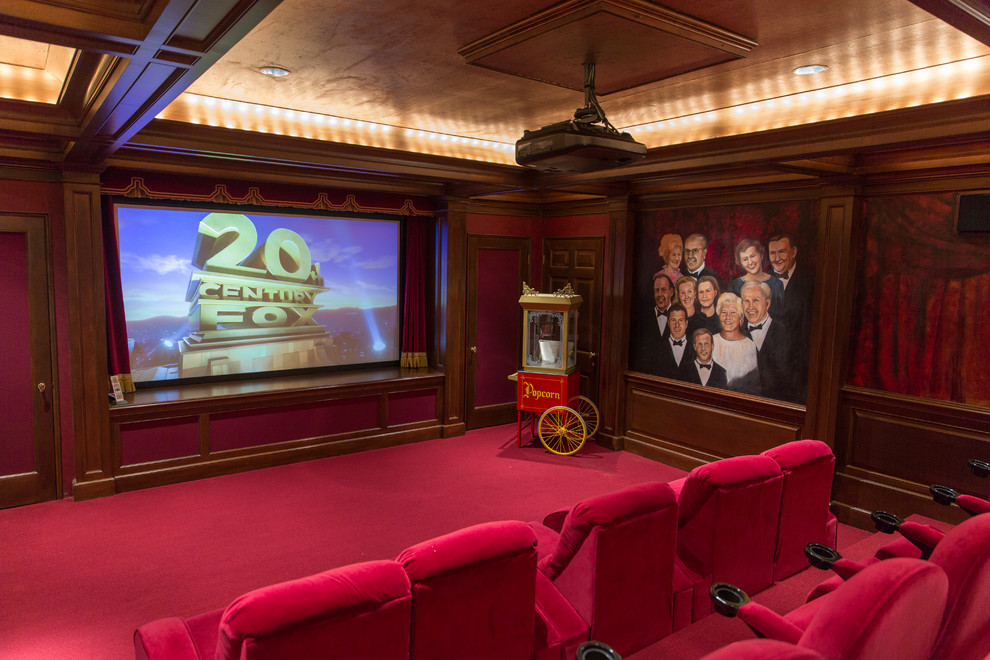 Foto de cine en casa cerrado tradicional grande con moqueta, pantalla de proyección y suelo rojo