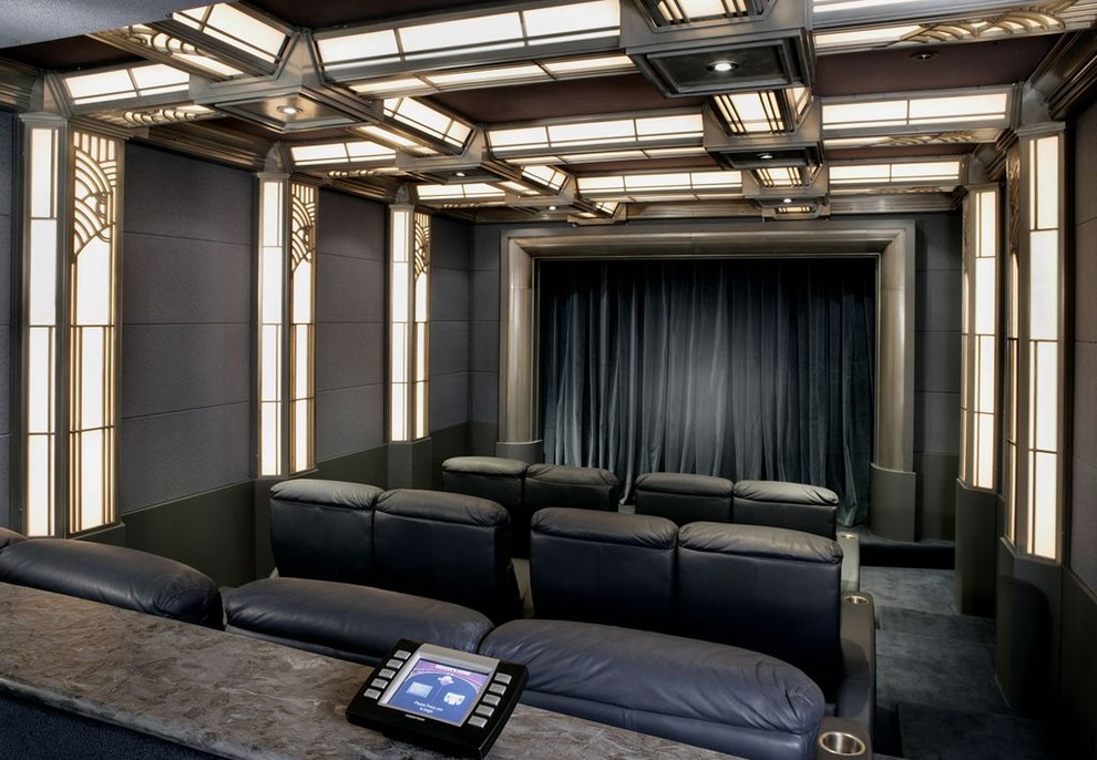 На фото: изолированный домашний кинотеатр в классическом стиле с ковровым покрытием и серым полом