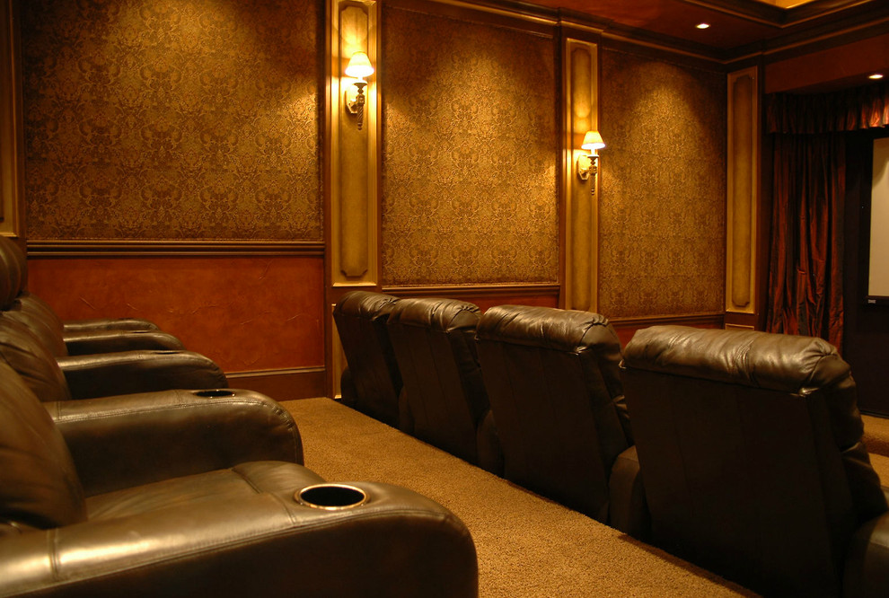Foto di un grande home theatre chiuso con pareti beige, moquette e schermo di proiezione