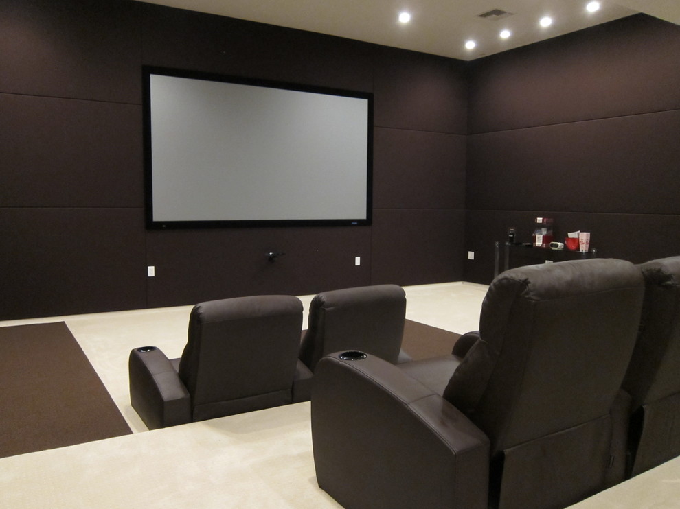 Источник вдохновения для домашнего уюта: большой изолированный домашний кинотеатр в стиле модернизм с коричневыми стенами, ковровым покрытием и проектором