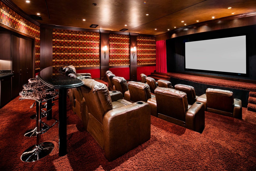 Immagine di un ampio home theatre classico chiuso con moquette, schermo di proiezione, pareti rosse e pavimento rosso