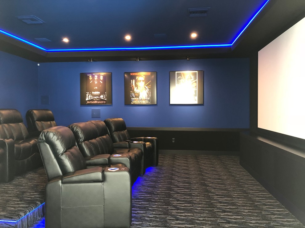 Idées déco pour une salle de cinéma classique de taille moyenne et fermée avec un mur bleu, moquette, un écran de projection et un sol gris.