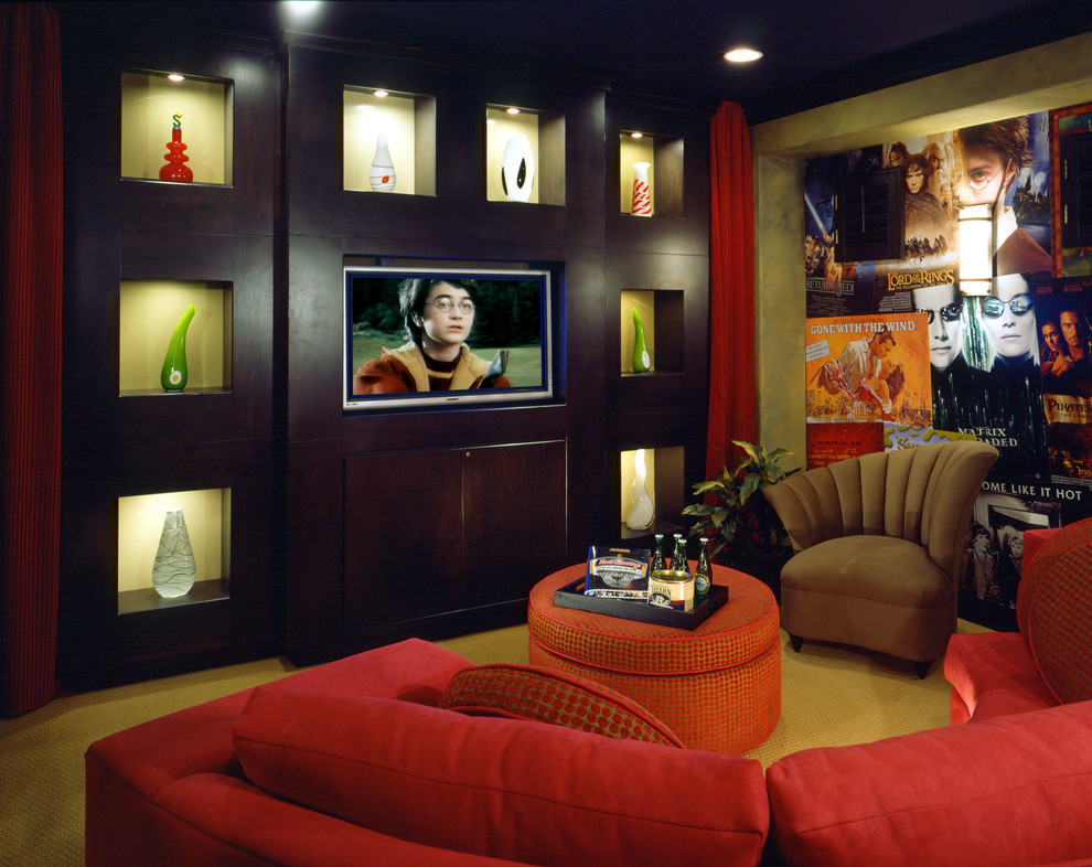 Пример оригинального дизайна: изолированный домашний кинотеатр среднего размера в современном стиле с зелеными стенами, ковровым покрытием, мультимедийным центром и зеленым полом