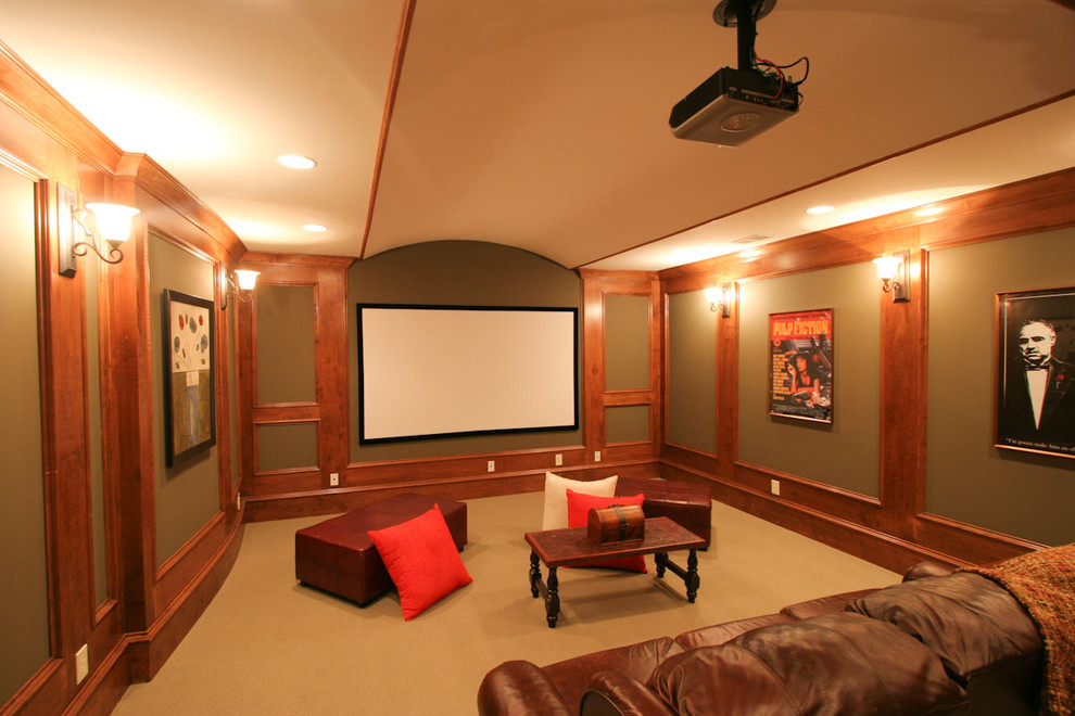 На фото: большой изолированный домашний кинотеатр в классическом стиле с зелеными стенами, ковровым покрытием и проектором