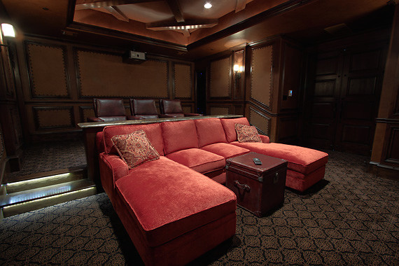 Стильный дизайн: домашний кинотеатр в современном стиле с проектором - последний тренд
