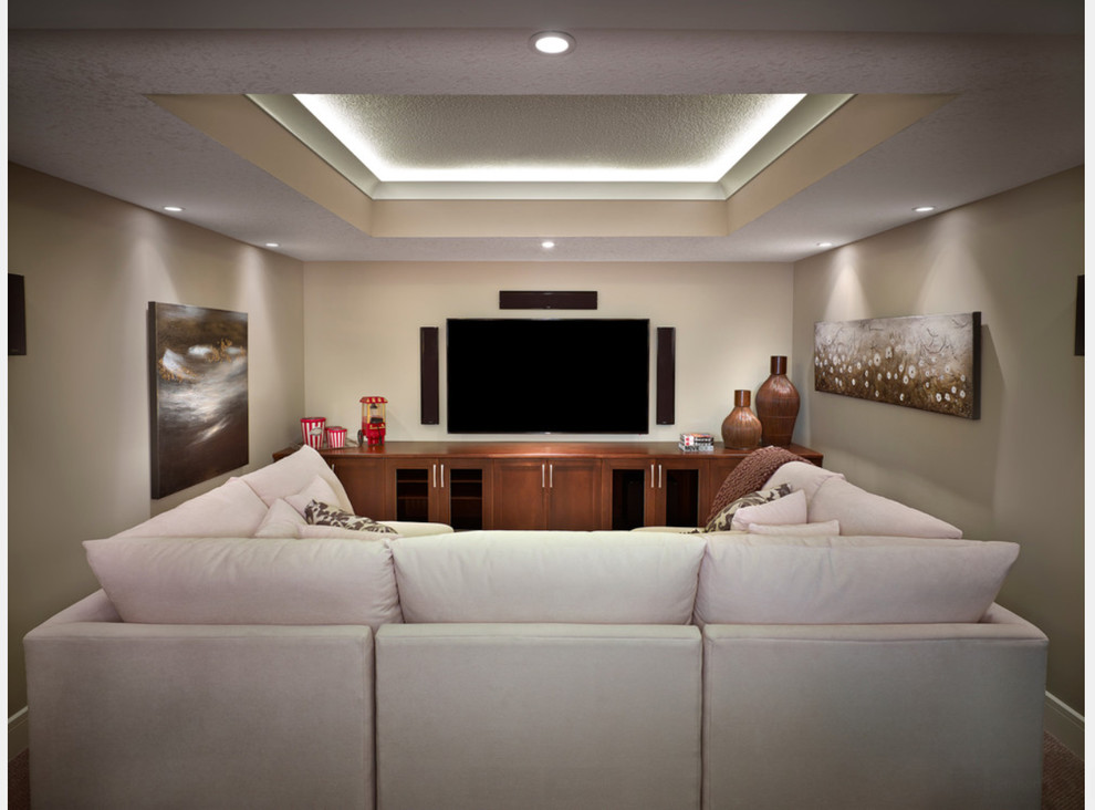 Diseño de cine en casa abierto actual pequeño con paredes beige, moqueta y televisor colgado en la pared