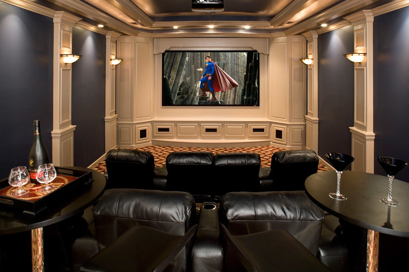 Cette photo montre une grande salle de cinéma chic fermée avec un mur violet, moquette et un écran de projection.