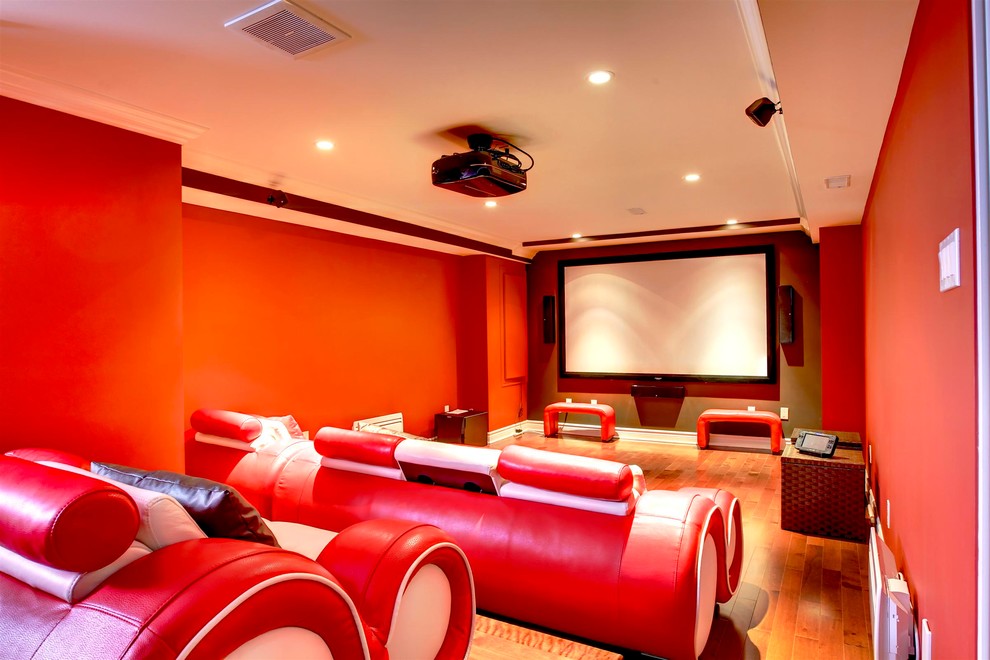 Imagen de cine en casa contemporáneo con paredes rojas