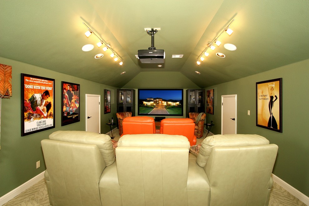 Foto på ett eklektiskt avskild hemmabio, med gröna väggar, heltäckningsmatta och projektorduk