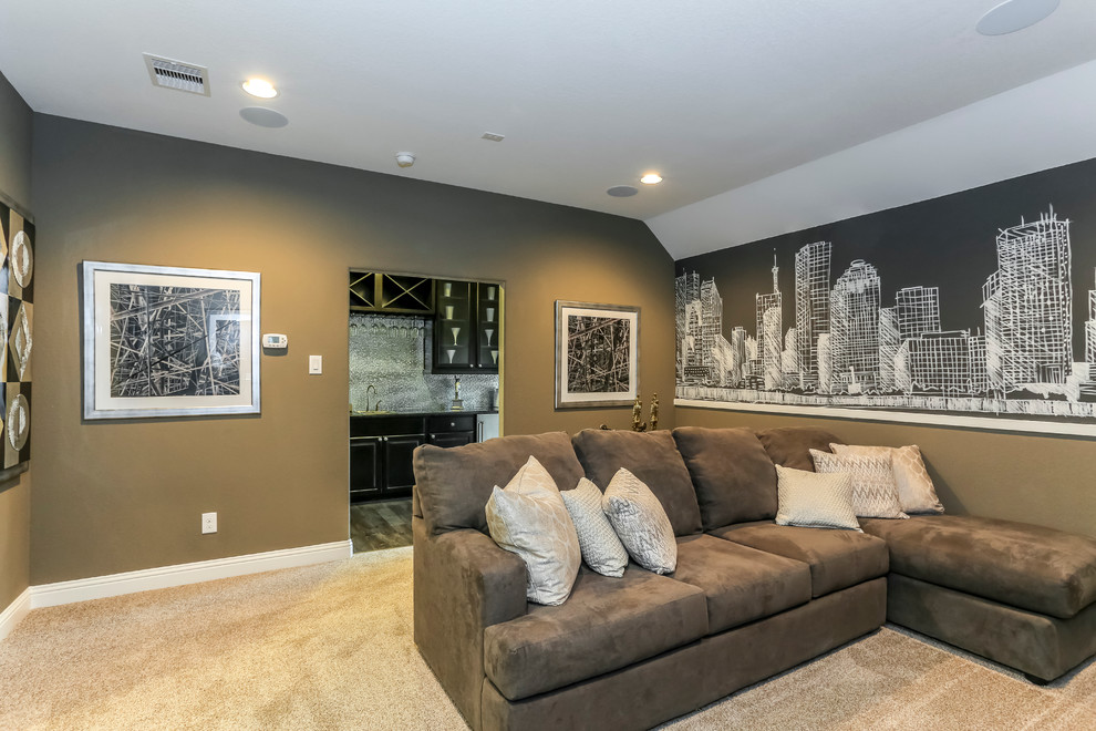 Mittelgroßes, Abgetrenntes Heimkino mit beiger Wandfarbe, Teppichboden und TV-Wand in Houston