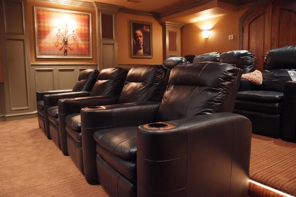 На фото: изолированный домашний кинотеатр среднего размера в классическом стиле с бежевыми стенами, ковровым покрытием и коричневым полом
