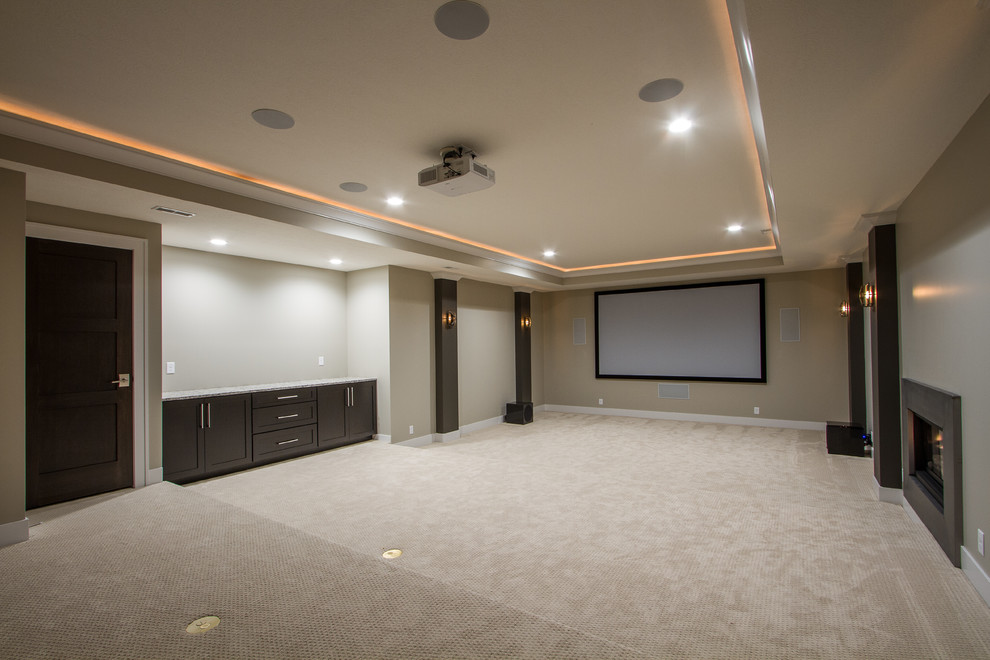 Foto de cine en casa cerrado tradicional renovado grande con paredes beige, moqueta y pantalla de proyección