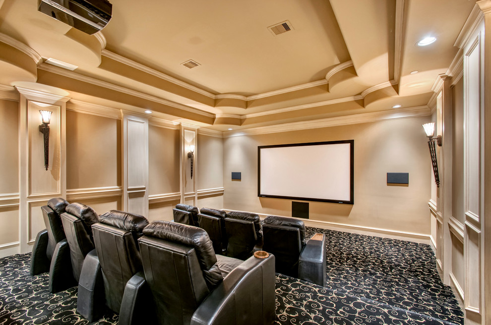 Réalisation d'une grande salle de cinéma tradition fermée avec un mur beige, moquette, un écran de projection et un sol marron.