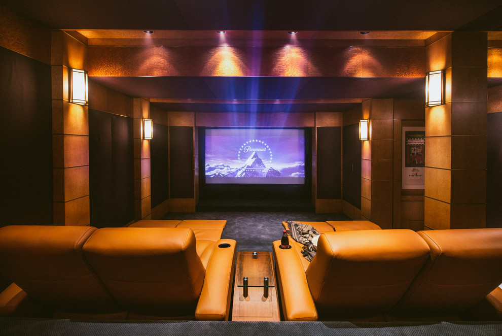Imagen de cine en casa cerrado tradicional de tamaño medio con paredes marrones y pantalla de proyección