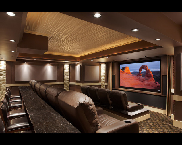 Aménagement d'une grande salle de cinéma classique fermée avec un mur marron, moquette et un écran de projection.