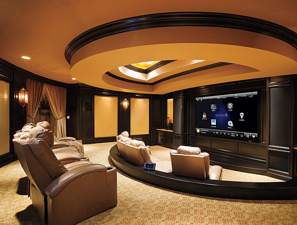 Ejemplo de cine en casa cerrado grande con paredes beige, moqueta y pantalla de proyección