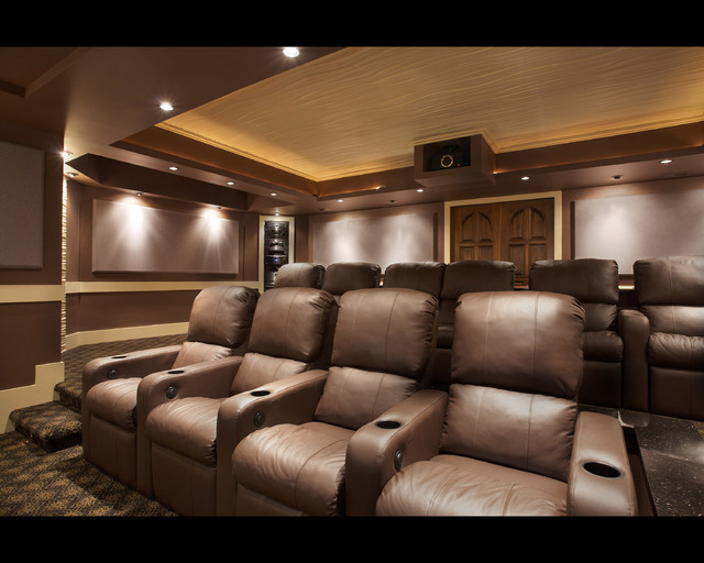 Ejemplo de cine en casa cerrado clásico grande con paredes marrones, moqueta y pantalla de proyección