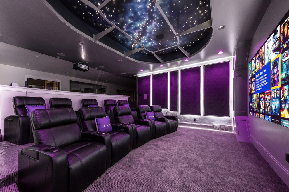 Cette image montre une grande salle de cinéma traditionnelle ouverte avec un mur gris, moquette, un écran de projection et un sol gris.