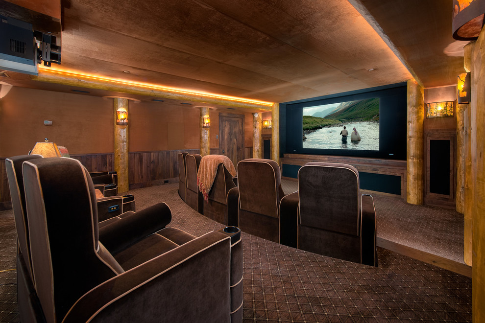 Пример оригинального дизайна: домашний кинотеатр в стиле рустика с коричневыми стенами, ковровым покрытием, коричневым полом и проектором