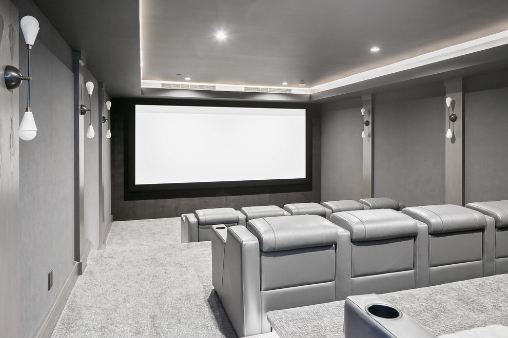 Ejemplo de cine en casa cerrado campestre con paredes grises, moqueta, pantalla de proyección y suelo gris