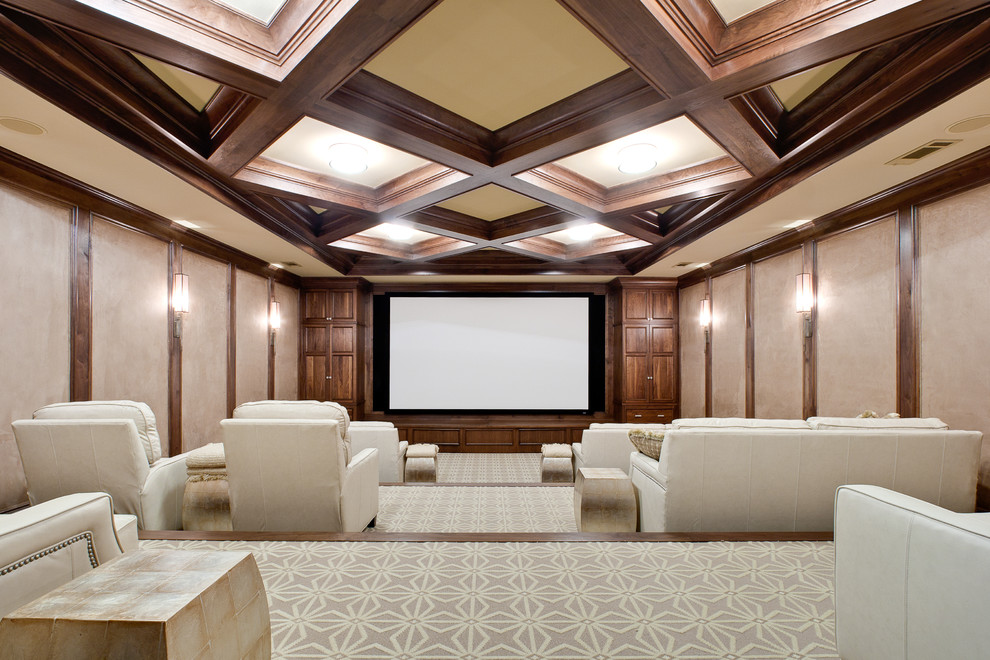 Стильный дизайн: большой изолированный домашний кинотеатр в стиле неоклассика (современная классика) с бежевыми стенами, ковровым покрытием и проектором - последний тренд