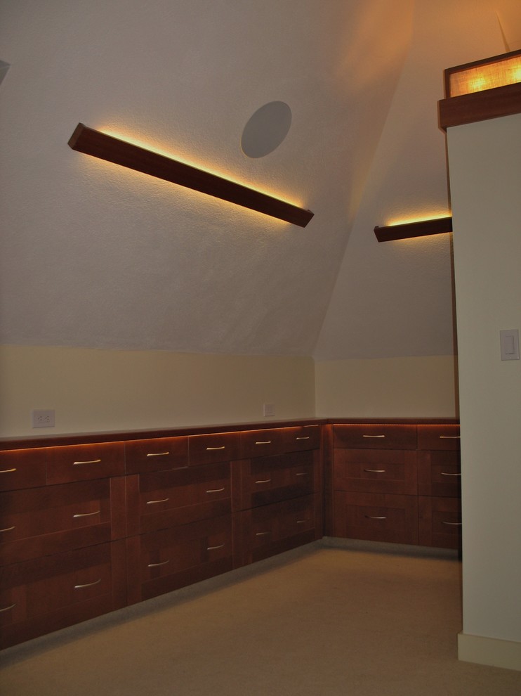 Inspiration för ett mellanstort funkis öppen hemmabio, med vita väggar och heltäckningsmatta