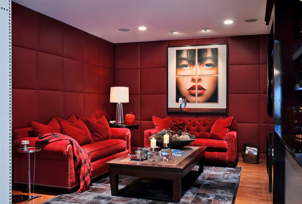 Foto de cine en casa cerrado contemporáneo con paredes rojas, suelo de madera en tonos medios y suelo marrón