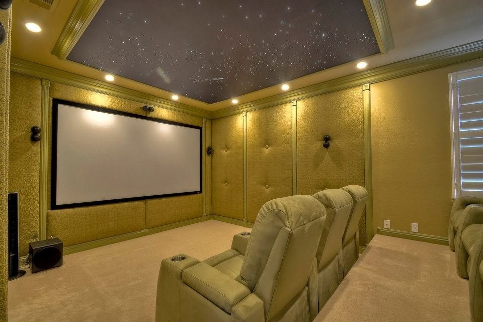 Стильный дизайн: изолированный домашний кинотеатр среднего размера в стиле неоклассика (современная классика) с зелеными стенами, ковровым покрытием и проектором - последний тренд