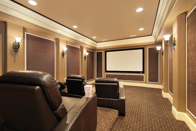 Ejemplo de cine en casa cerrado tradicional grande con moqueta, pantalla de proyección, suelo marrón y paredes marrones