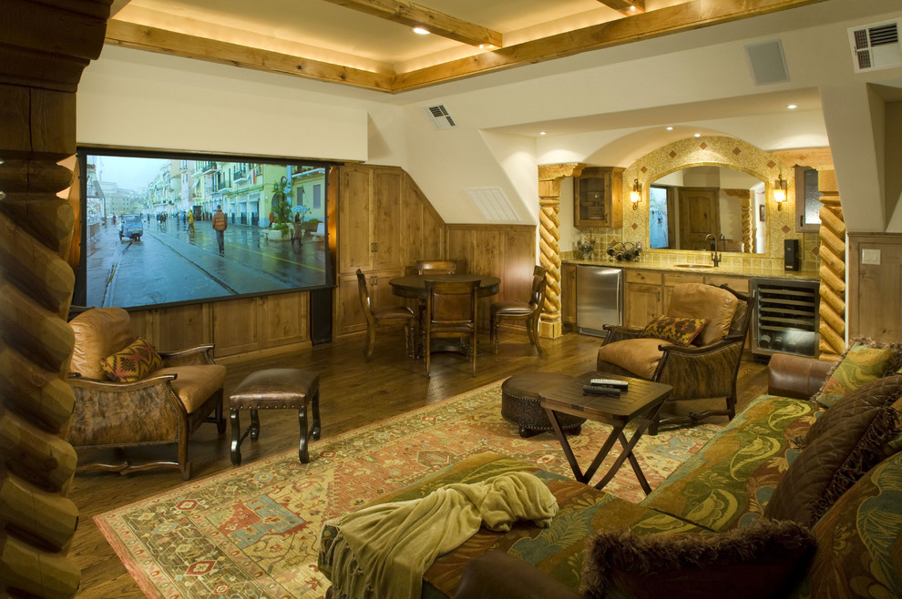 Imagen de cine en casa abierto rústico grande con pantalla de proyección, paredes blancas y suelo de madera oscura