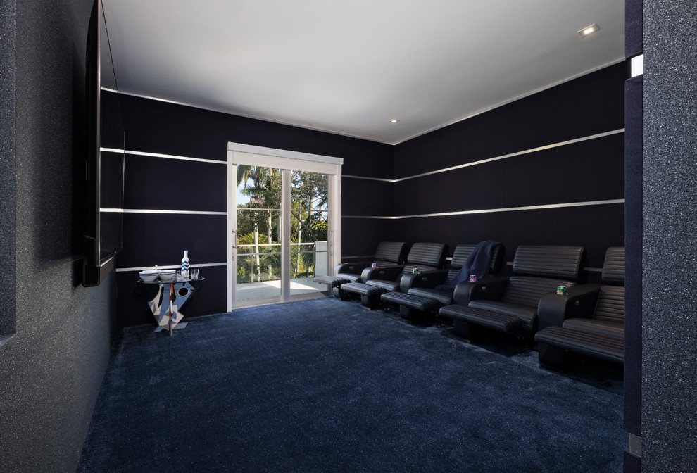 Modernes Heimkino mit blauer Wandfarbe, Teppichboden, TV-Wand und blauem Boden in Miami