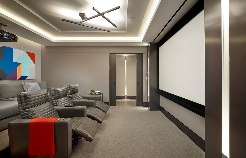 На фото: изолированный домашний кинотеатр в стиле модернизм с серыми стенами, ковровым покрытием и серым полом с