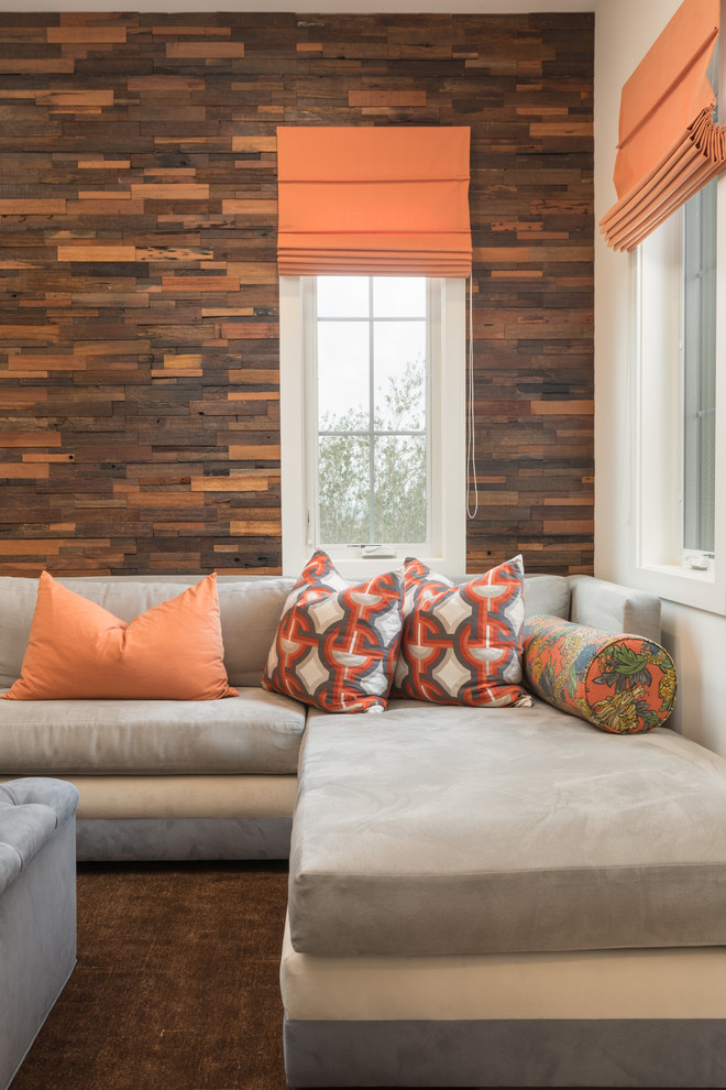 Mittelgroßes, Abgetrenntes Modernes Heimkino mit beiger Wandfarbe, hellem Holzboden, TV-Wand und grauem Boden in Orange County