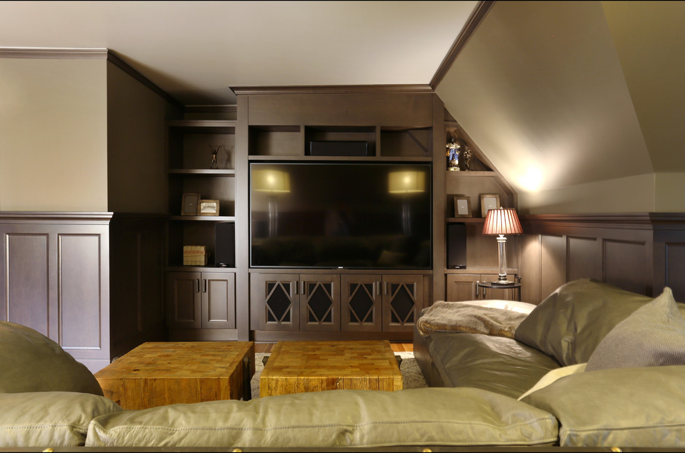 Foto de cine en casa abierto de estilo americano grande con paredes marrones, suelo de madera en tonos medios, pared multimedia y suelo marrón