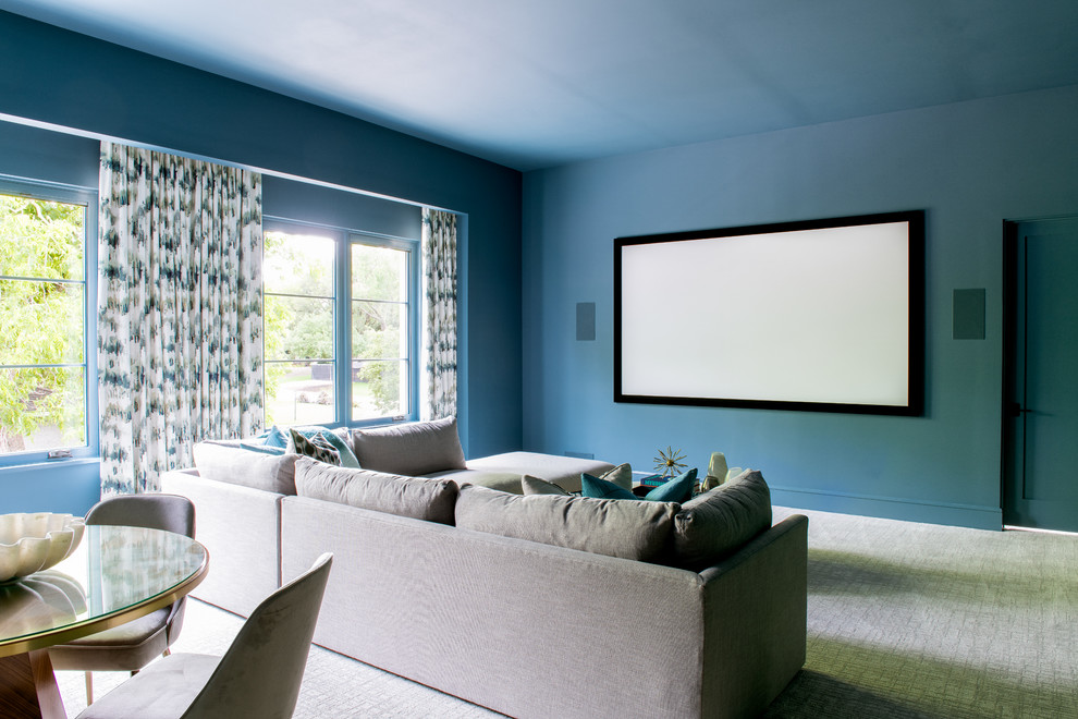 Imagen de cine en casa abierto mediterráneo extra grande con moqueta, pantalla de proyección, suelo gris y paredes azules