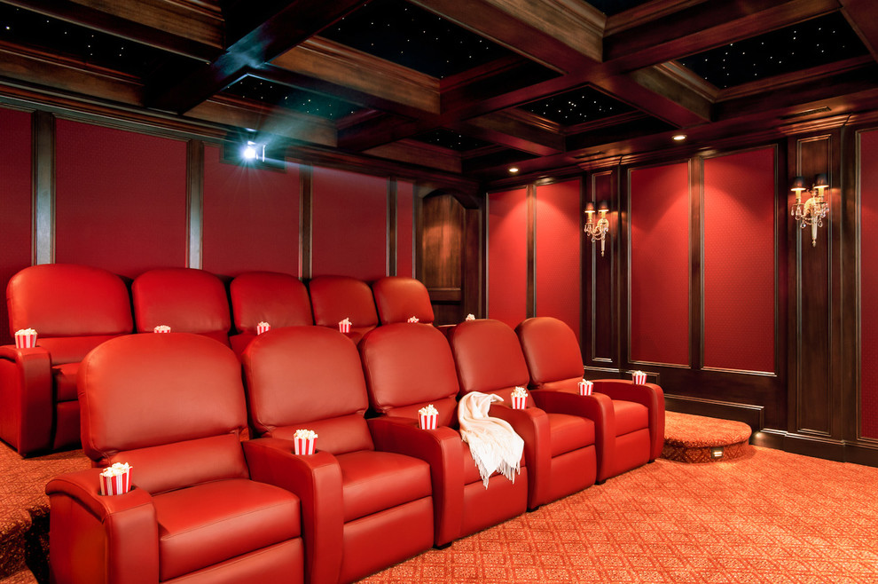 Aménagement d'une très grande salle de cinéma classique fermée avec un mur rouge, moquette et un écran de projection.
