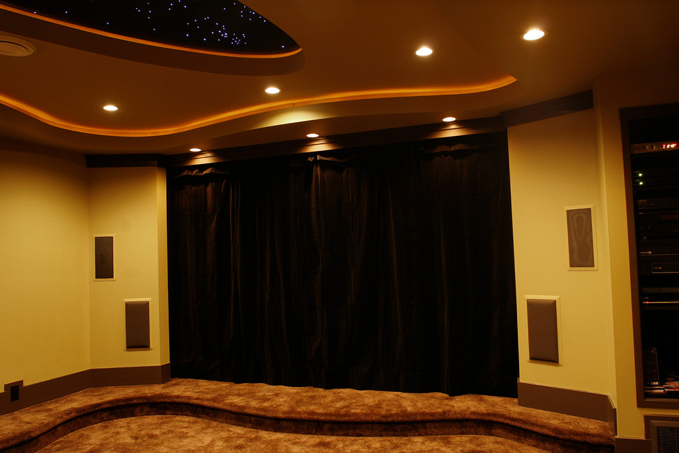 Esempio di un grande home theatre minimal chiuso con pareti multicolore, moquette, schermo di proiezione e pavimento marrone
