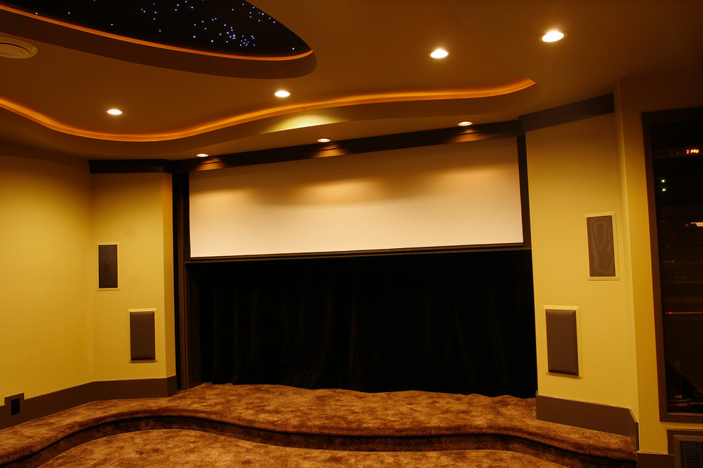 Idee per un grande home theatre minimal chiuso con pareti multicolore, moquette, schermo di proiezione e pavimento marrone