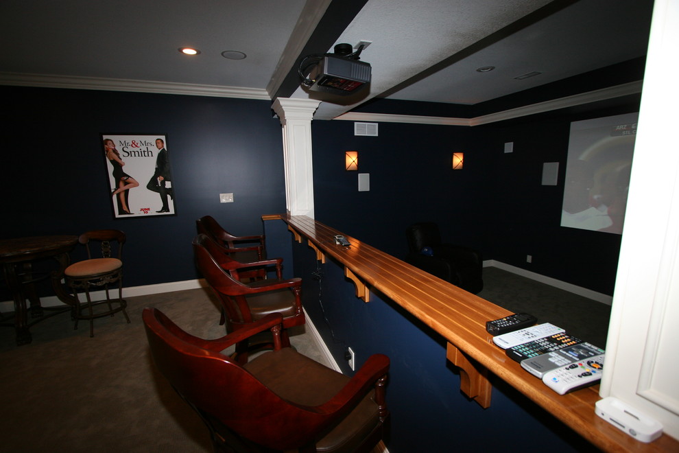 Cette photo montre une salle de cinéma chic de taille moyenne et fermée avec un mur bleu, moquette et un écran de projection.