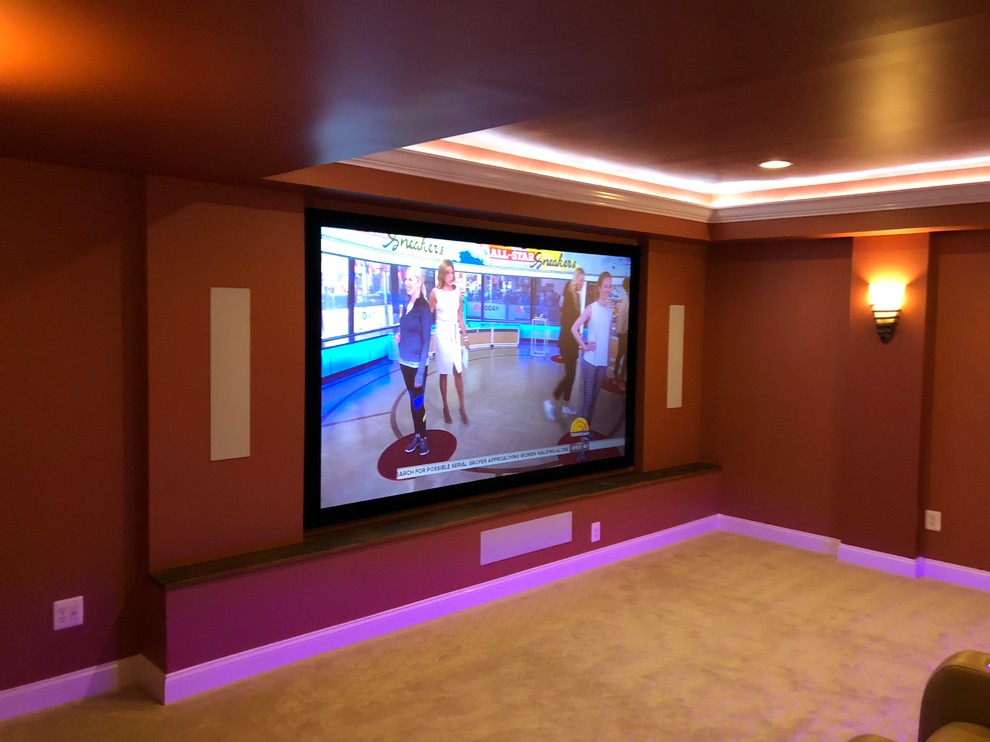 Exempel på ett mellanstort klassiskt avskild hemmabio, med orange väggar, heltäckningsmatta, projektorduk och beiget golv