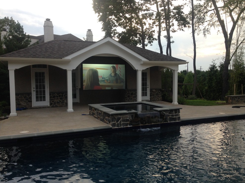 Foto de cine en casa abierto minimalista extra grande con paredes azules, suelo de cemento y pantalla de proyección