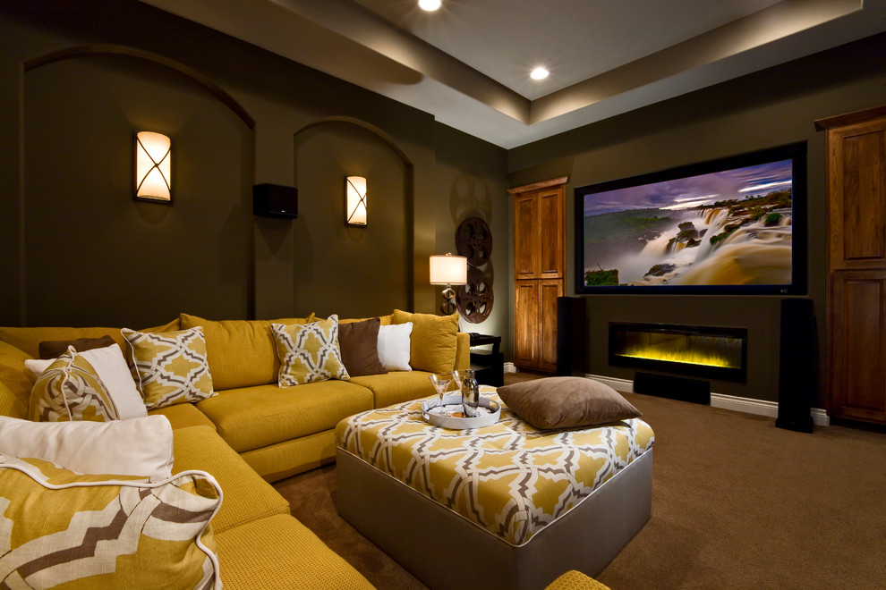 Idées déco pour une salle de cinéma classique avec un mur marron, moquette, un écran de projection et un sol marron.